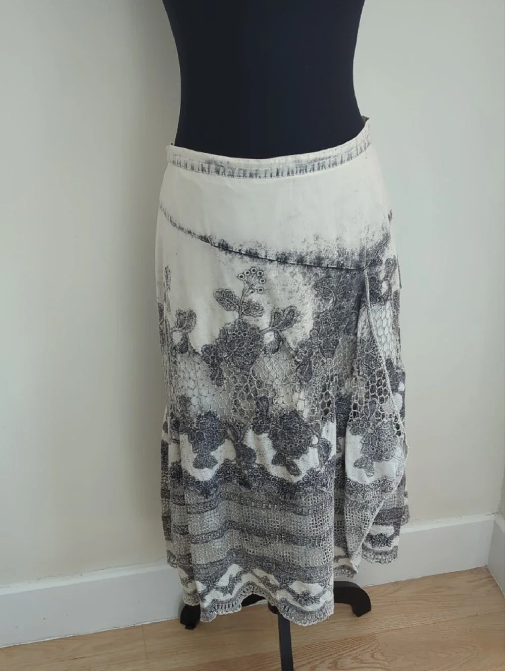 Soft Surroundings Faux Wrap Cream & Grey Wash Print & Lace Overlay Midi Skirt - Picture 4 of 9